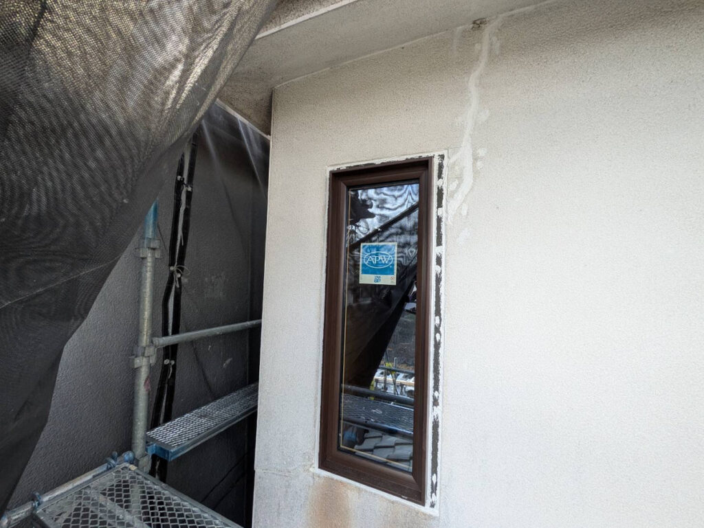 外から見た窓設置の様子