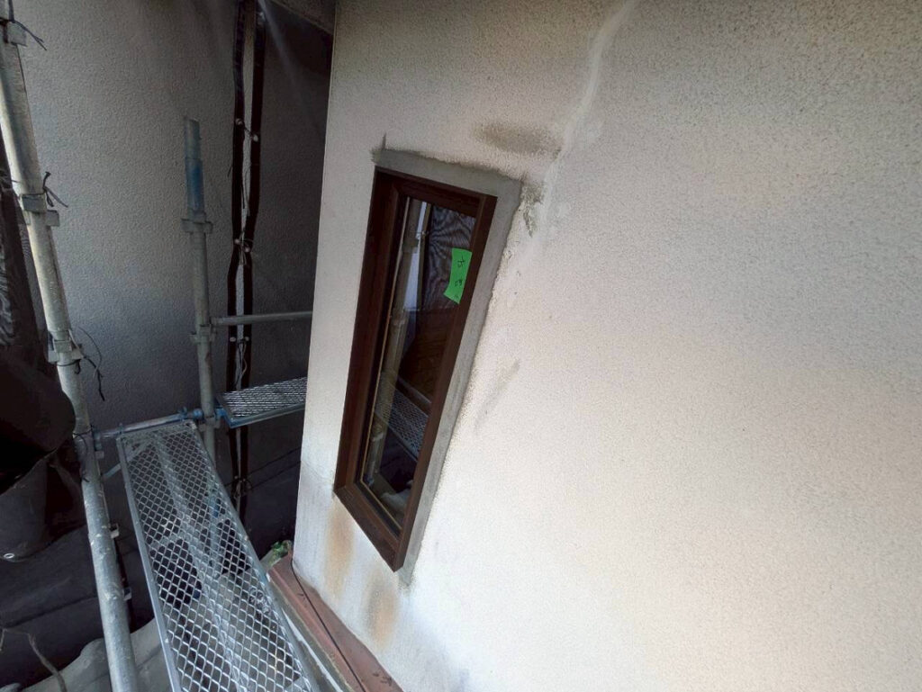 窓枠周りモルタル塗り