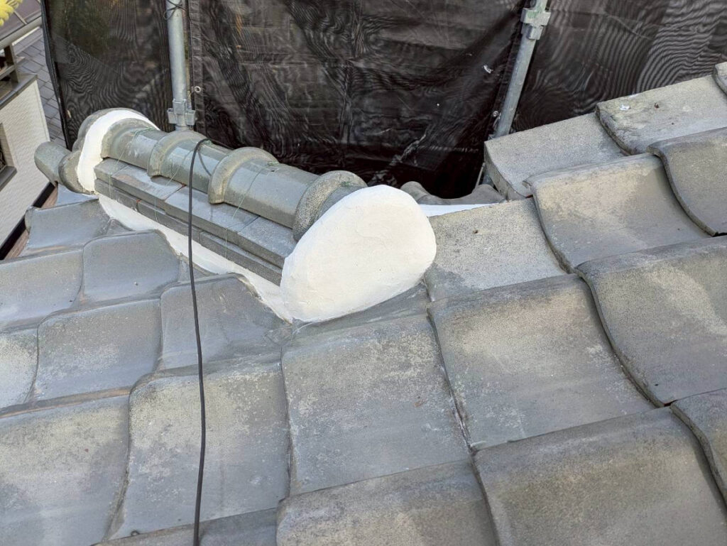 下屋根のしっくい塗り