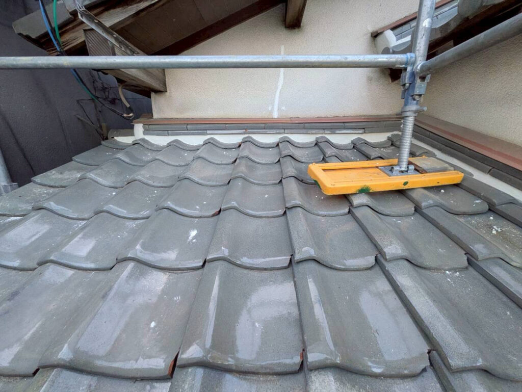 下屋根のしっくい塗り