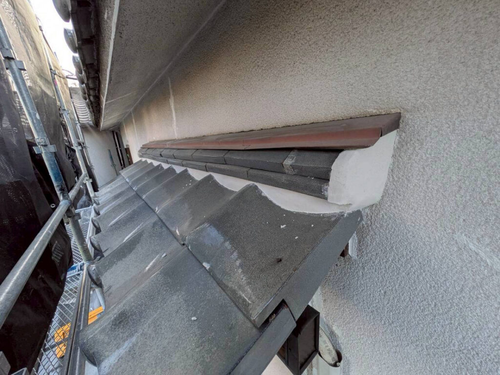 下屋根のしっくい塗り