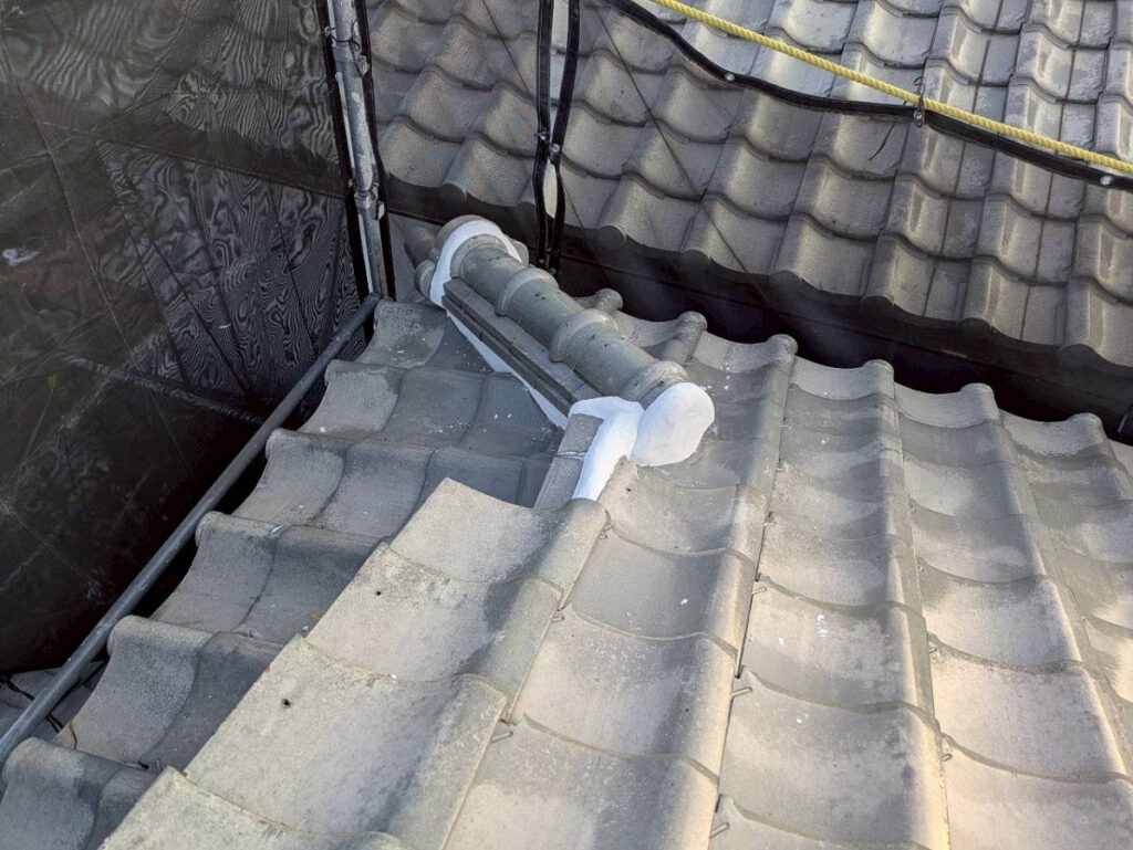 下屋根のしっくい塗り