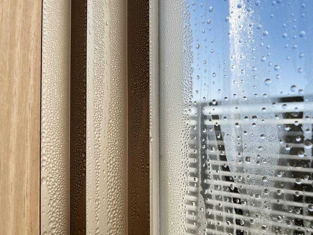 窓まわりの結露