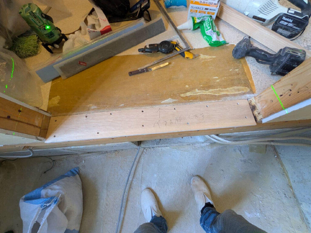 ドア部分の敷居や床板の張り伸ばし作業
