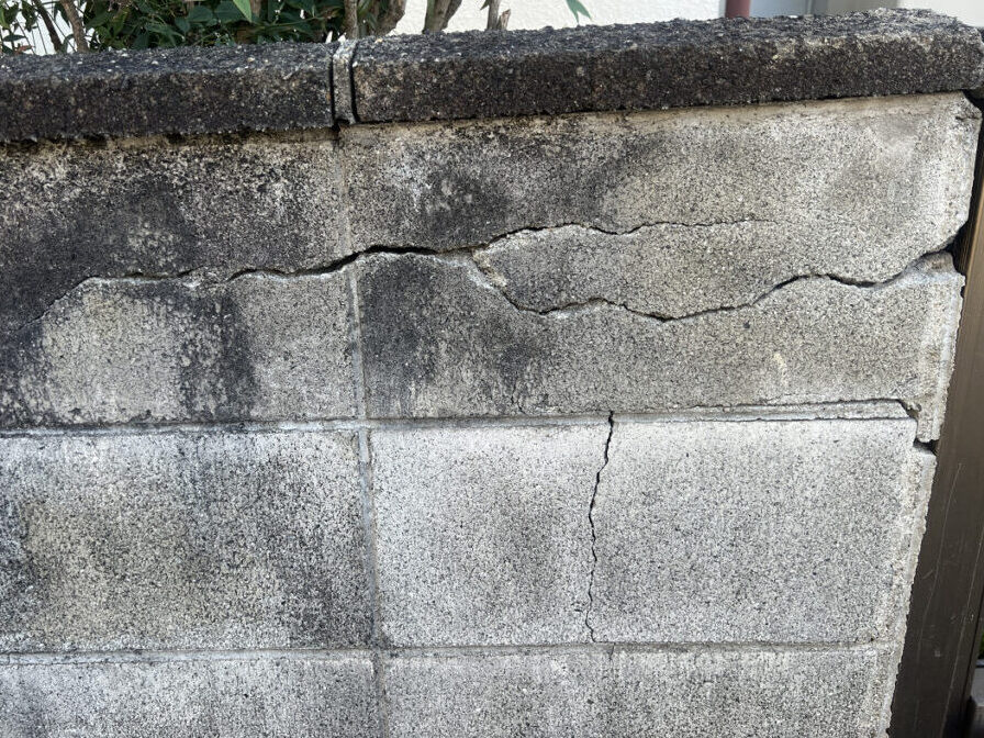 ヒビの入ったブロック塀